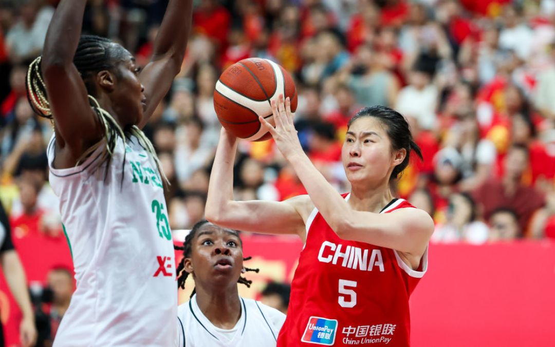 女篮世界杯还有半个月开打:与美国同组、只有头名直通八强,李梦缺席、双塔压哨归队,这支最年轻的队伍能走多远