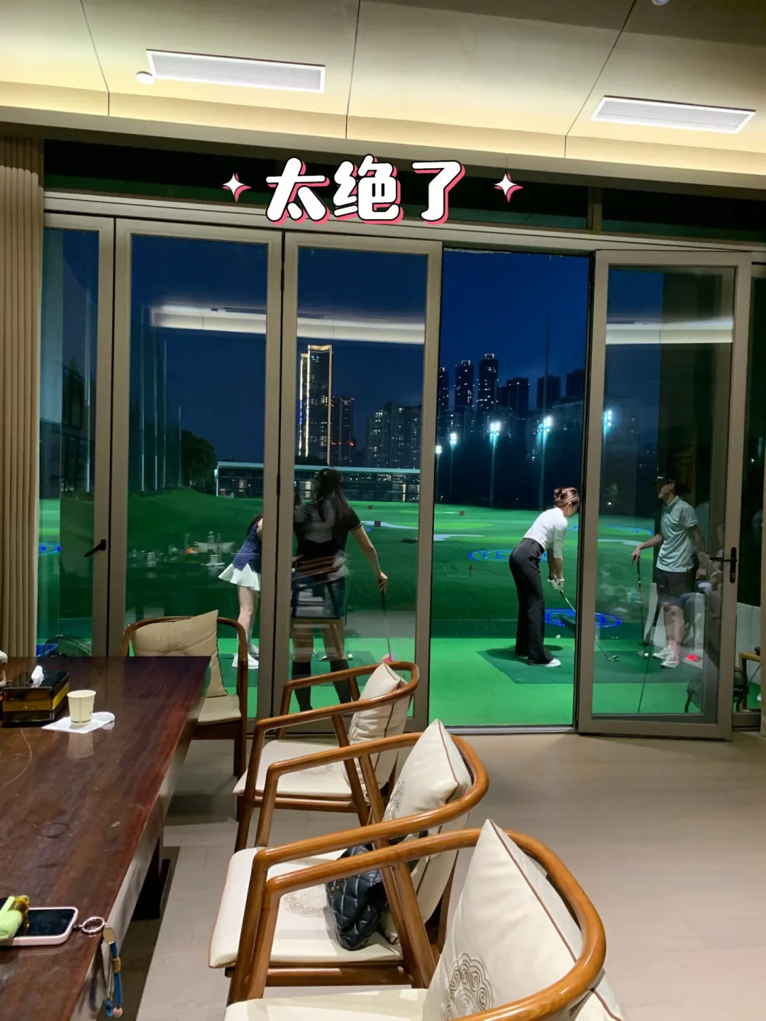 月入2万到底配不配让娃学高尔夫?我核了10份真实账单:入门一年1万多,三个烧钱点全在下场之后