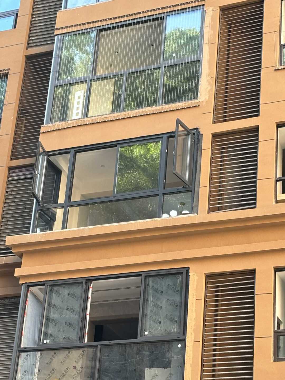 同一个阳台,3家店量出3个面积:我核对了十几份封窗报价,差的不是单价,是单价里包了什么