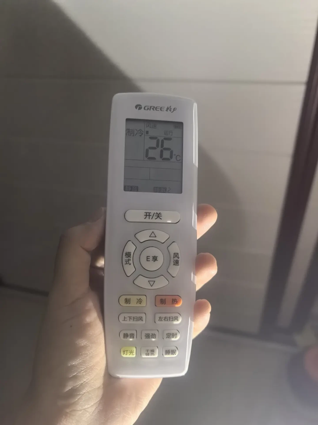 26度嫌闷,25度半夜冻醒:末伏秋老虎,空调温度要按“体感温度”算