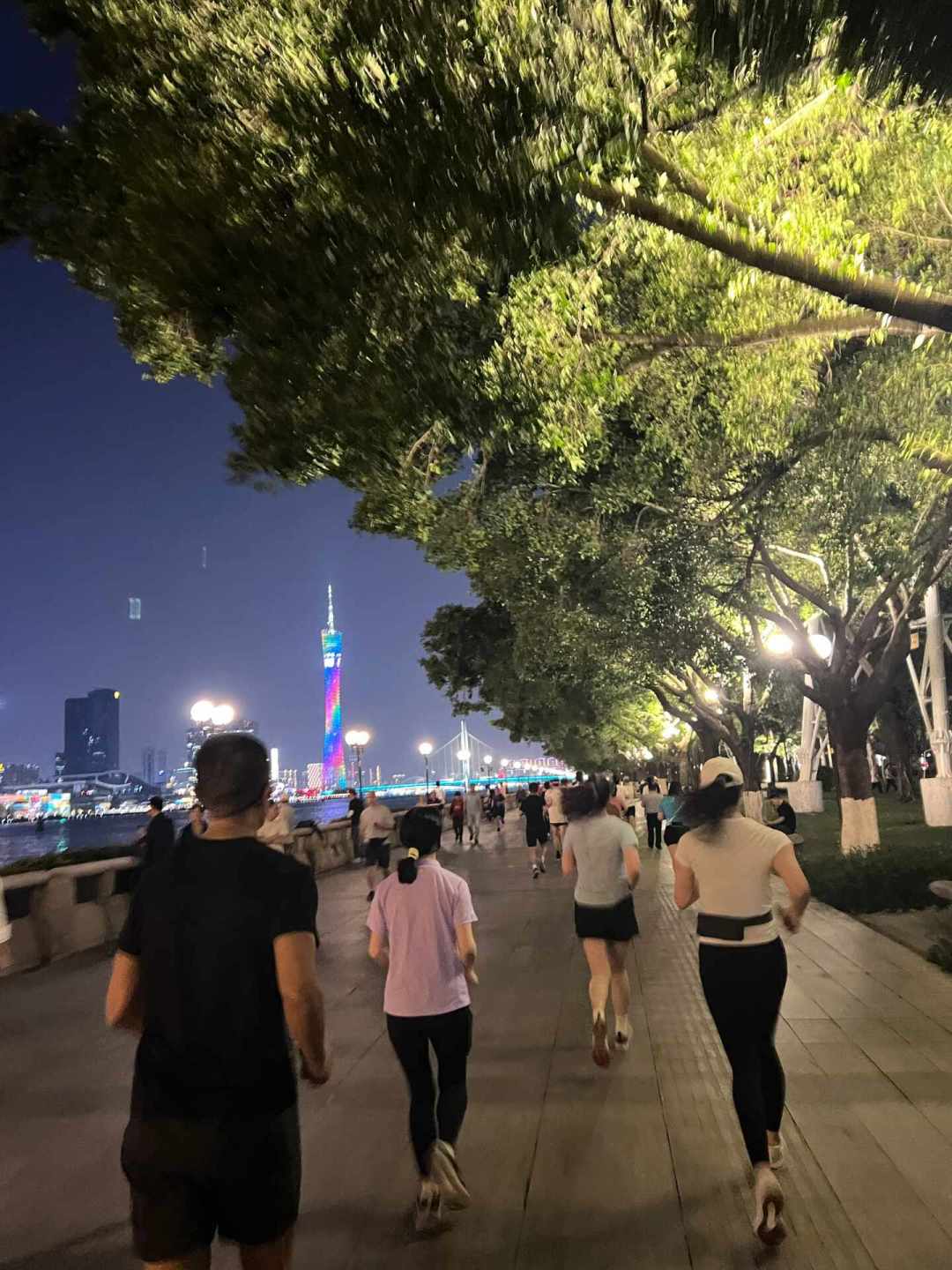 晨跑还是夜跑?三伏最后一周,先看湿度再看钟表