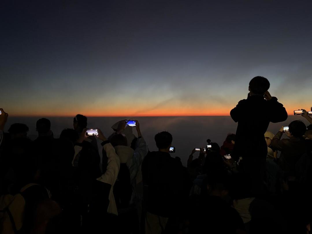 山脚35℃,山顶冻到跺脚:翻了20多篇上万收藏的夜爬帖,夜爬看日出,钱真该花在这几样上