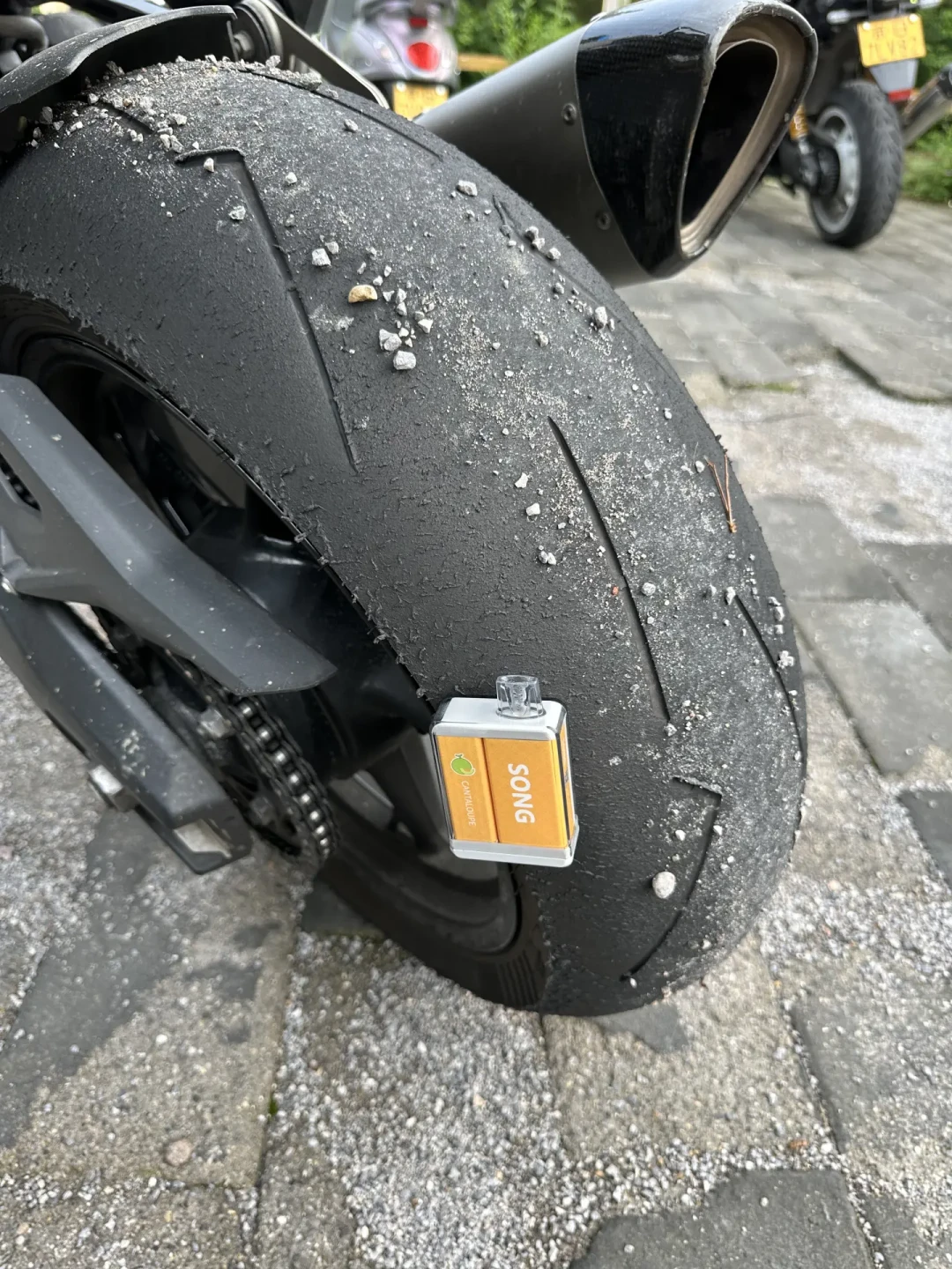 有人今天问大闪电V4哪里买最便宜——我翻完全网发现,该比的不是价格