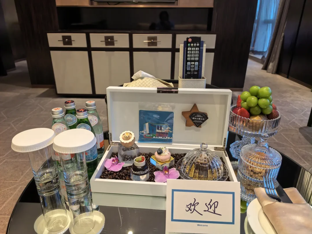 一盘欢迎水果都算惊喜?希尔顿权益缩水背后,一笔没人说的账