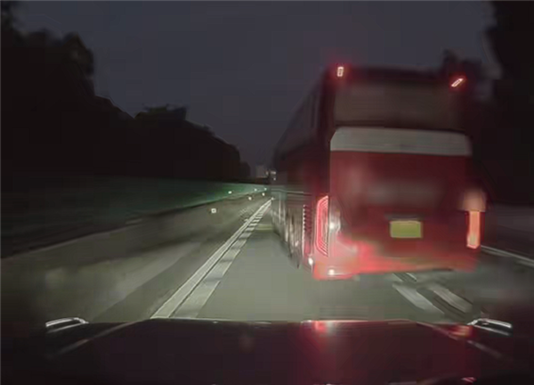 女子轻信辅助驾驶放任不管 高速上直接追尾变道大巴车
