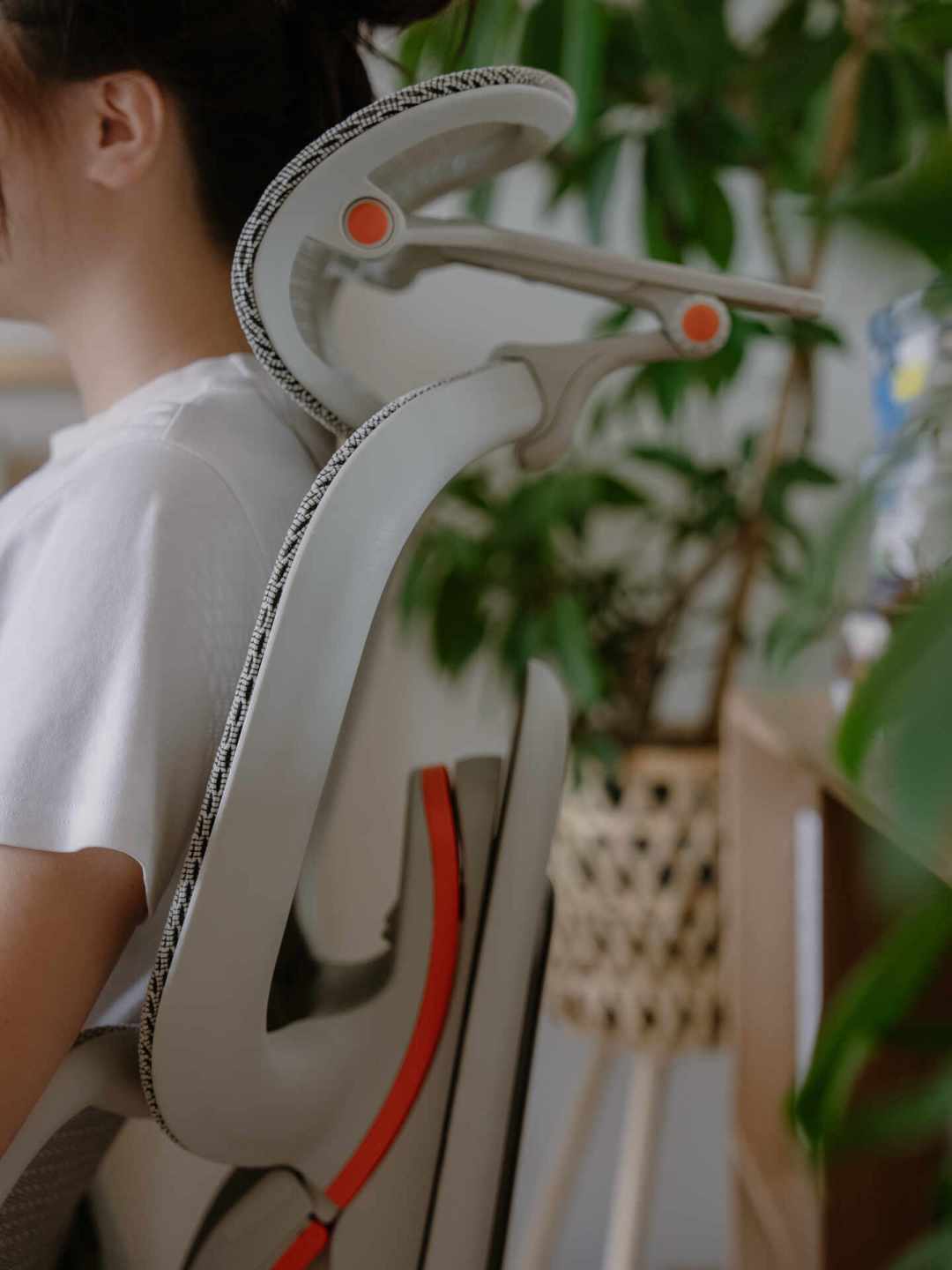 爱果乐开始给打工人做工学椅了:有人说“小个子宝藏”,有人说“用一个月就散架”