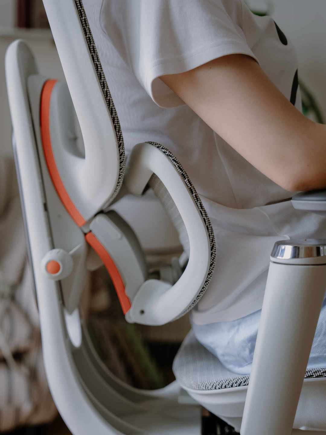 爱果乐开始给打工人做工学椅了:有人说“小个子宝藏”,有人说“用一个月就散架”