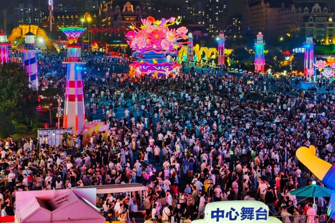 青岛啤酒节8月15日闭幕、718万人次收官：没赶上的别急等明年，哈尔滨这场免门票啤酒节还开到8月底，先看完成本账和避坑清单再出发