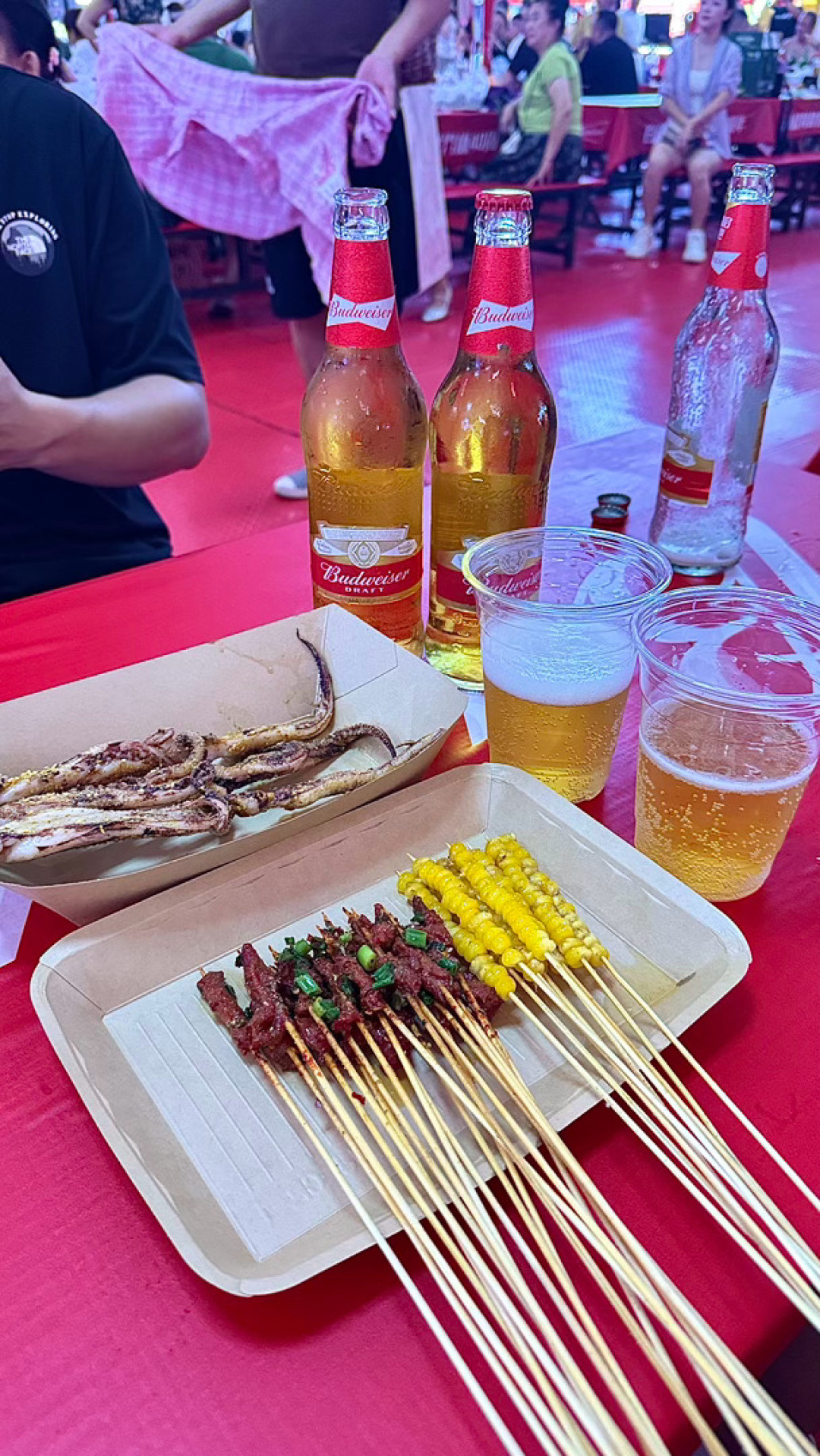 青岛啤酒节8月15日闭幕、718万人次收官：没赶上的别急等明年，哈尔滨这场免门票啤酒节还开到8月底，先看完成本账和避坑清单再出发