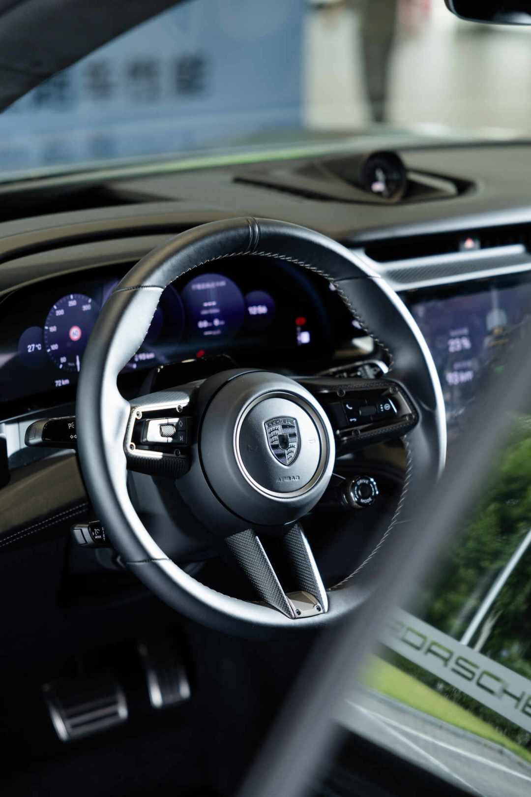 纯电卡宴Turbo首批订单开放:111.8万起比德国便宜近50万,但下单前先看清保时捷在华收缩的3个风险