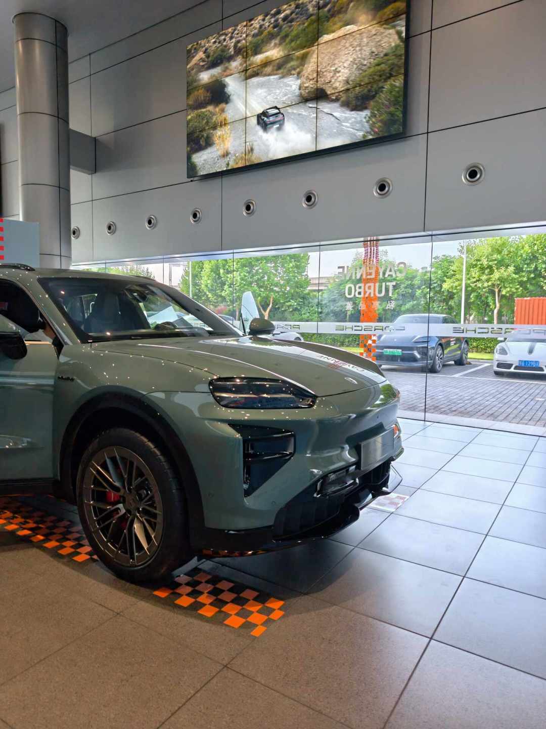 纯电卡宴Turbo首批订单开放:111.8万起比德国便宜近50万,但下单前先看清保时捷在华收缩的3个风险