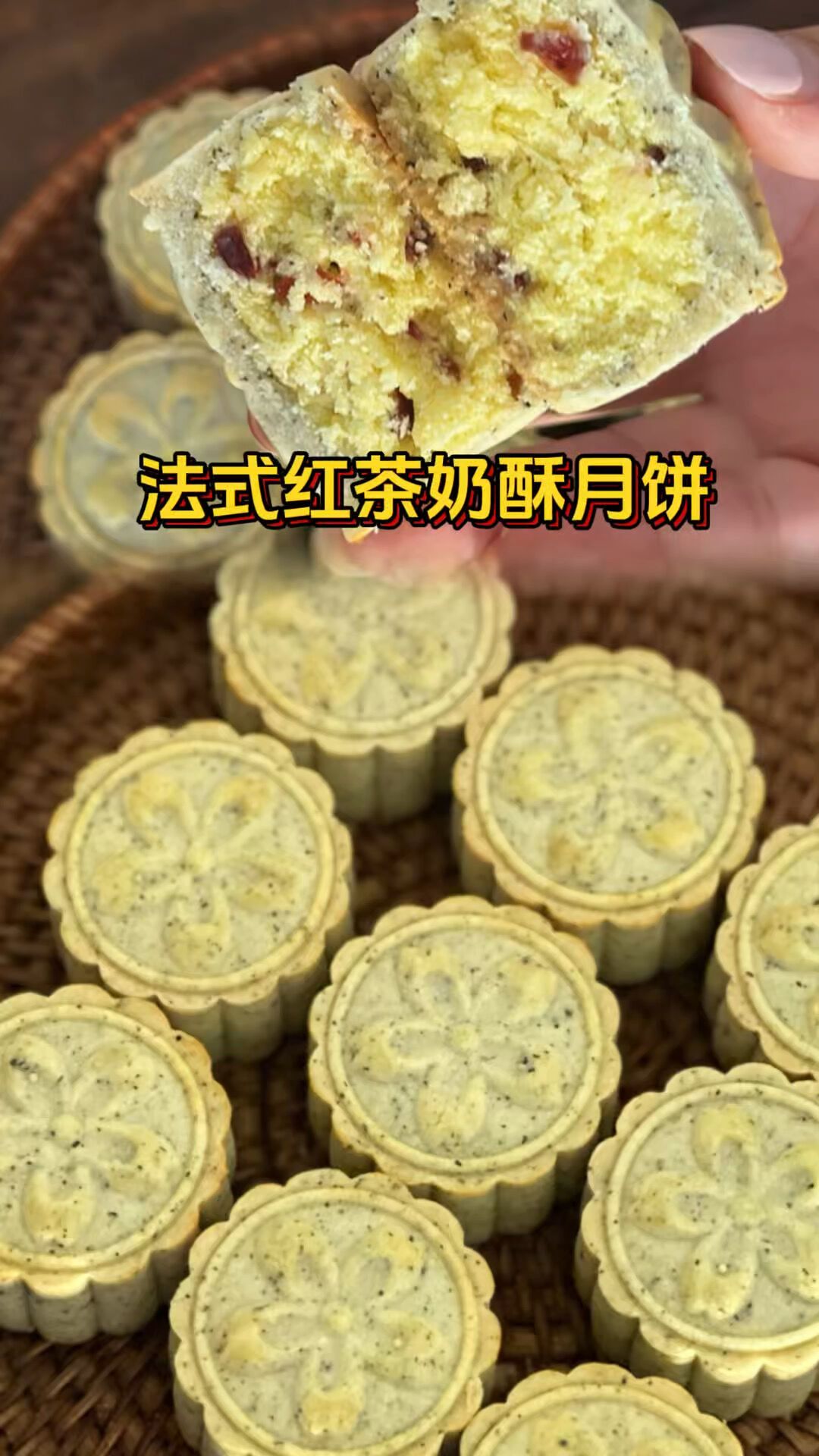奶酥皮月饼全网爆火、单篇笔记3.8万收藏:“不用糖浆、不用回油”的底气从哪来,又会翻在哪