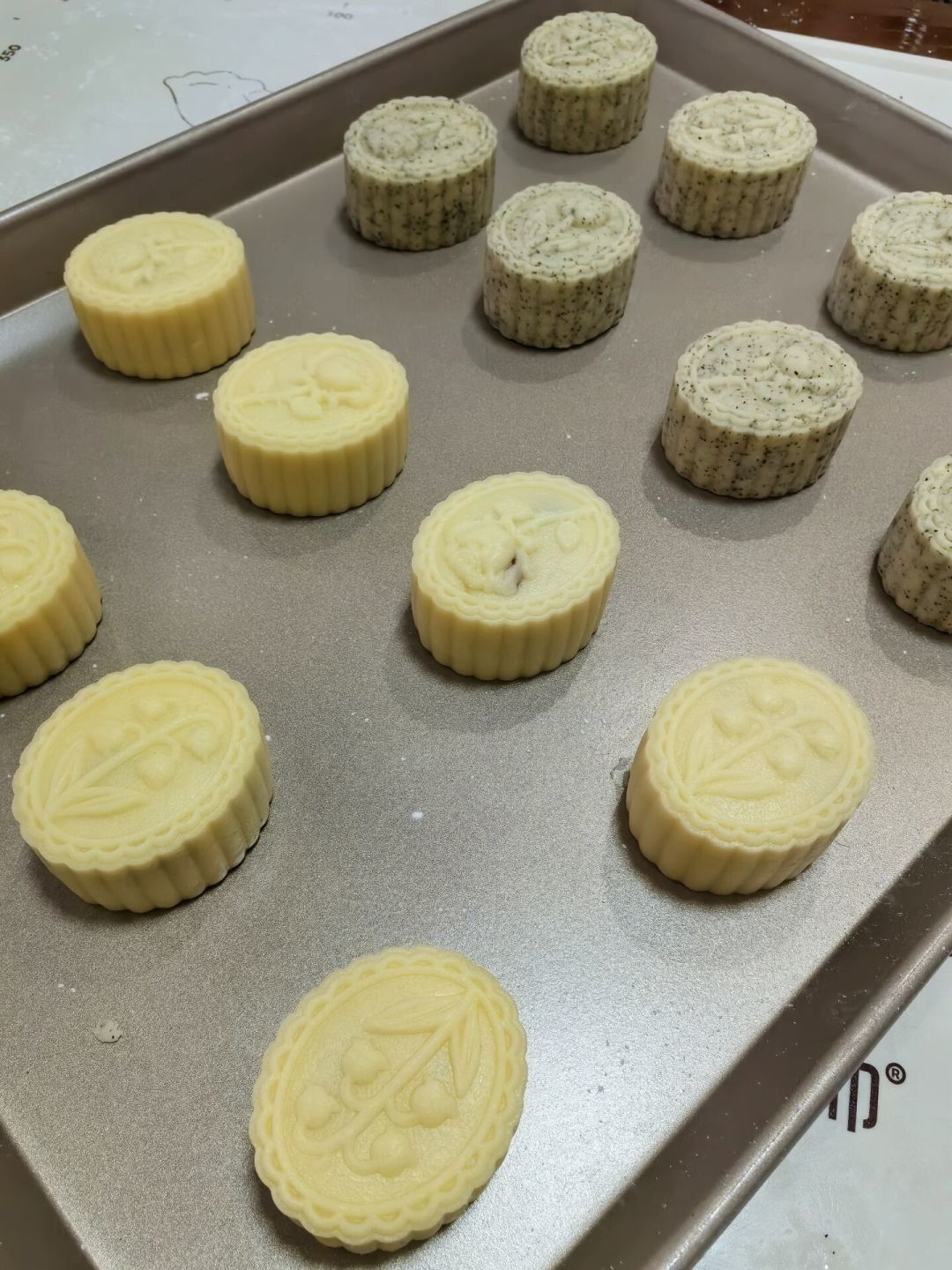 奶酥皮月饼全网爆火、单篇笔记3.8万收藏:“不用糖浆、不用回油”的底气从哪来,又会翻在哪