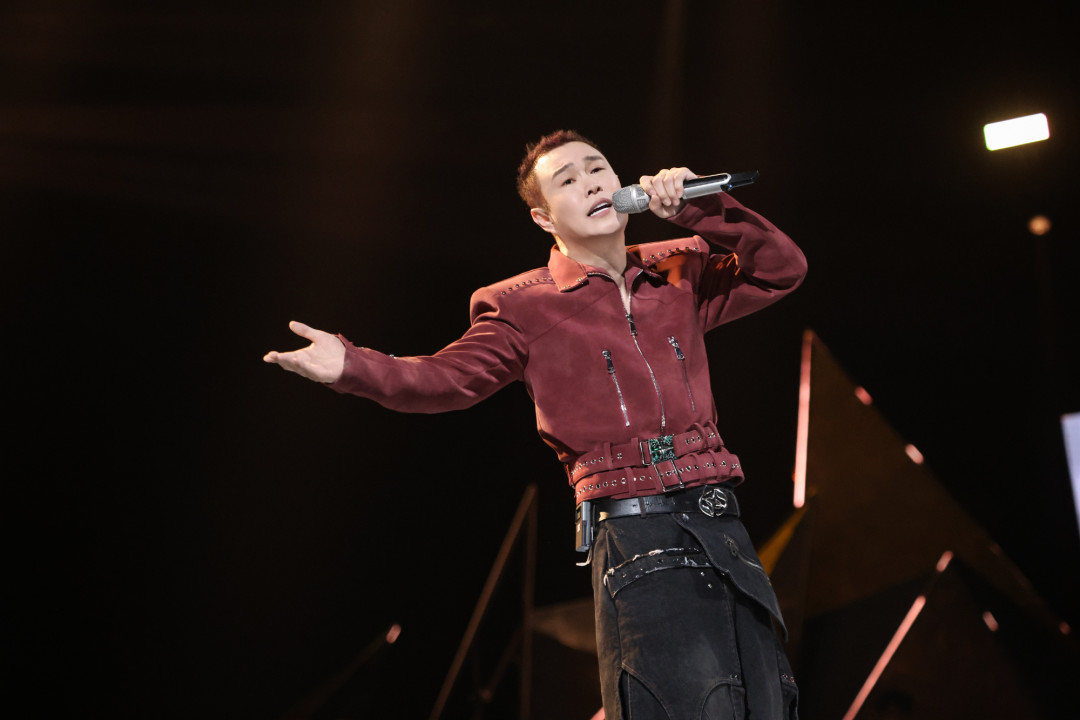 王赫野搓澡、曾辉打车:披哥6初舞台,成了“驯服四肢”大赛