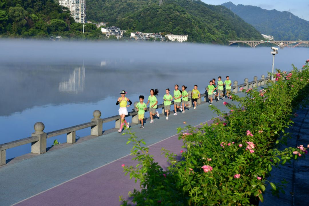 「赛前必须跑32公里LSD」vs「长距离别超2.5小时」,全马4小时档的跑者该听哪个?