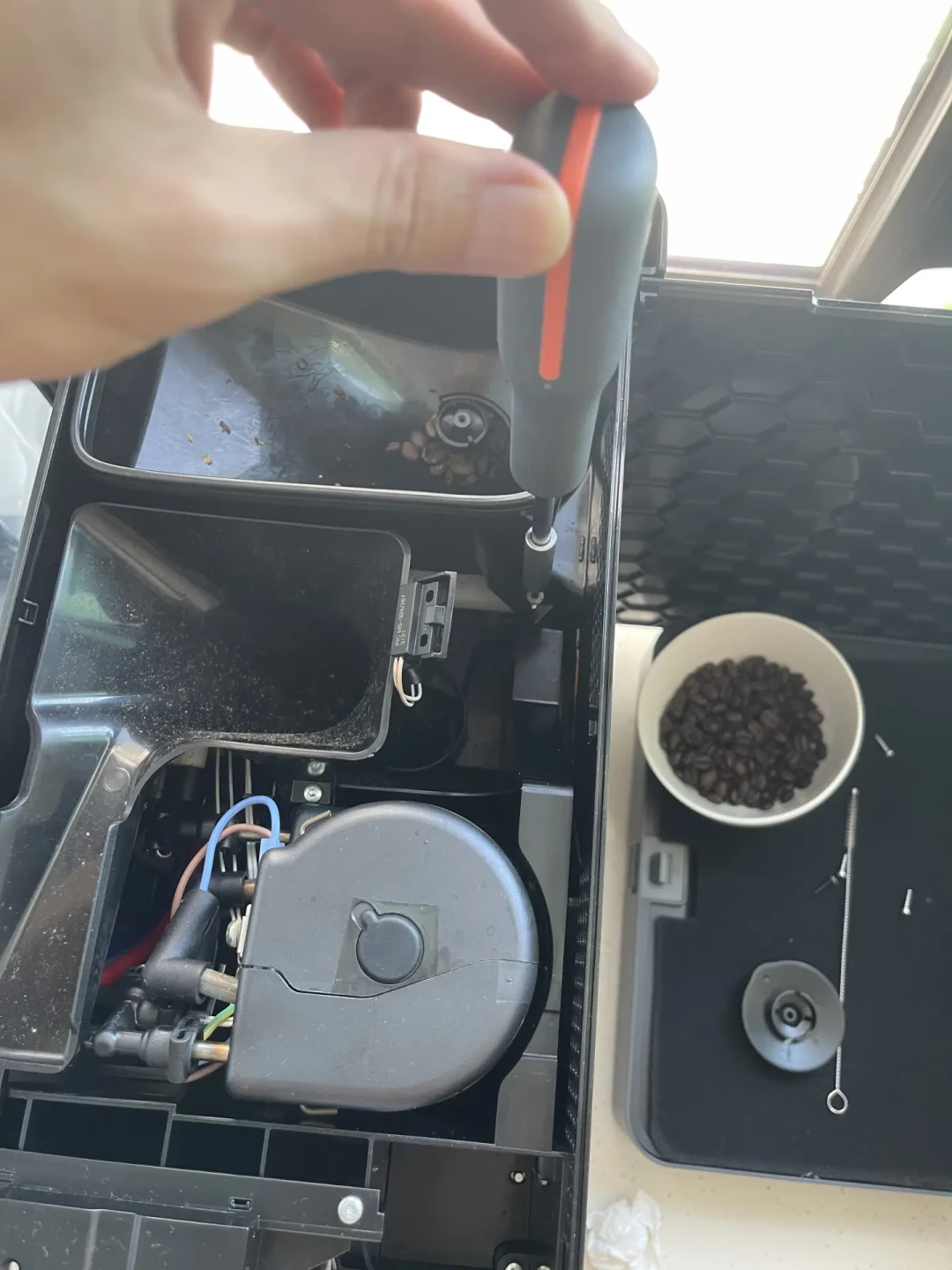 美诺咖啡机制作中途取消、豆仓满了还提示加豆:我把全网求助帖翻了一遍,一多半其实不用送修