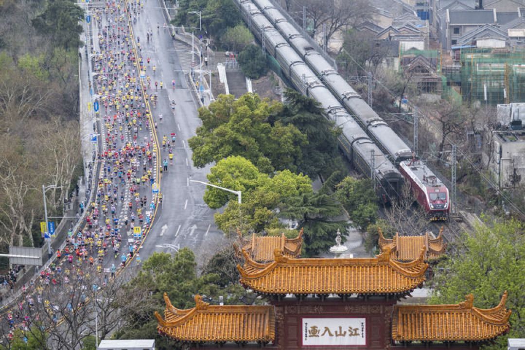 超慢跑火了,第一批跟练的新手却集体翻车:心率189、光脚废脚,这份自救清单出伏前请收好