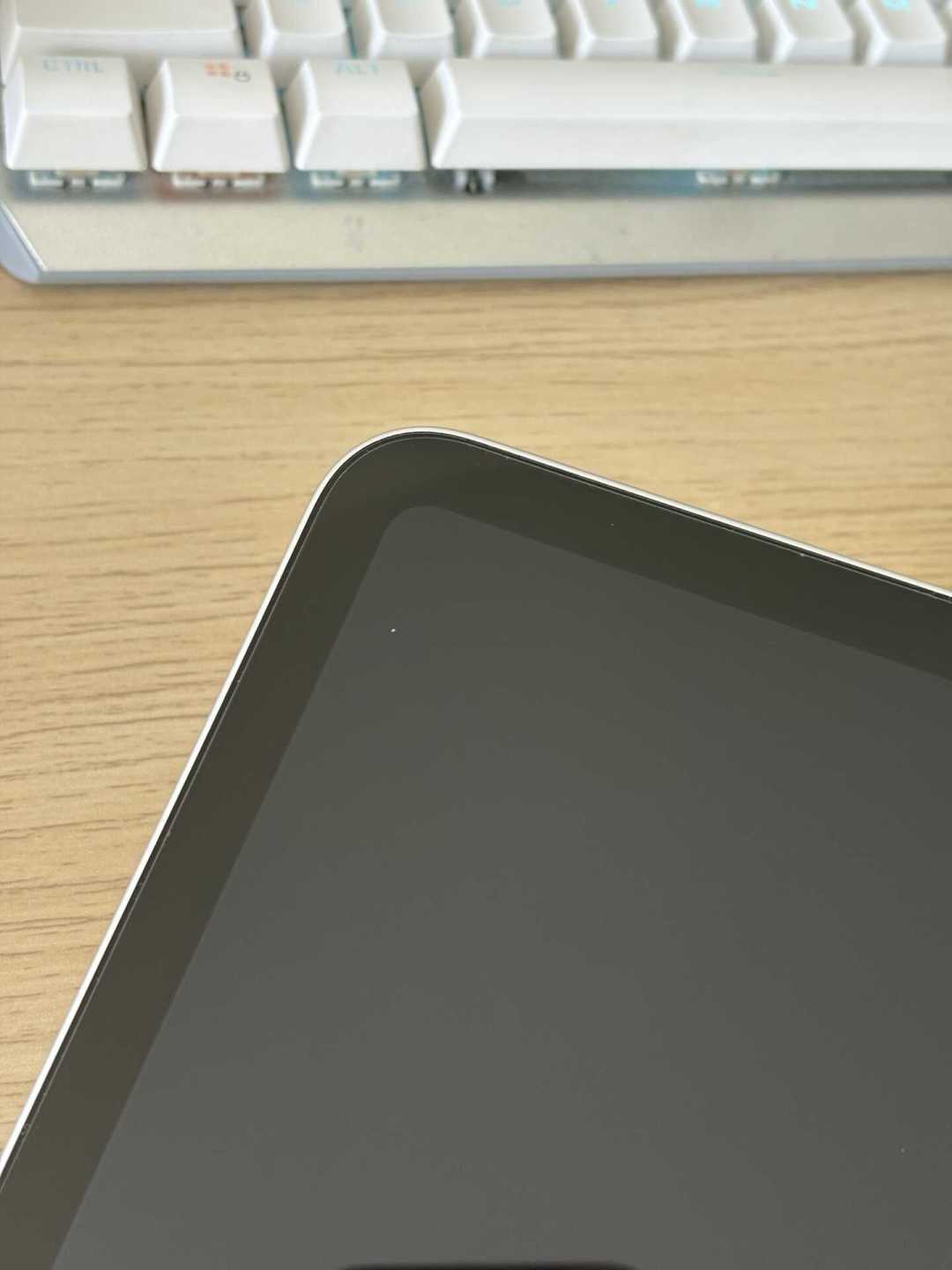 iPad11“屏幕进灰、糊、续航崩”恐慌核实:翻了20多条实测热帖,一半是夸大,一半是洗稿