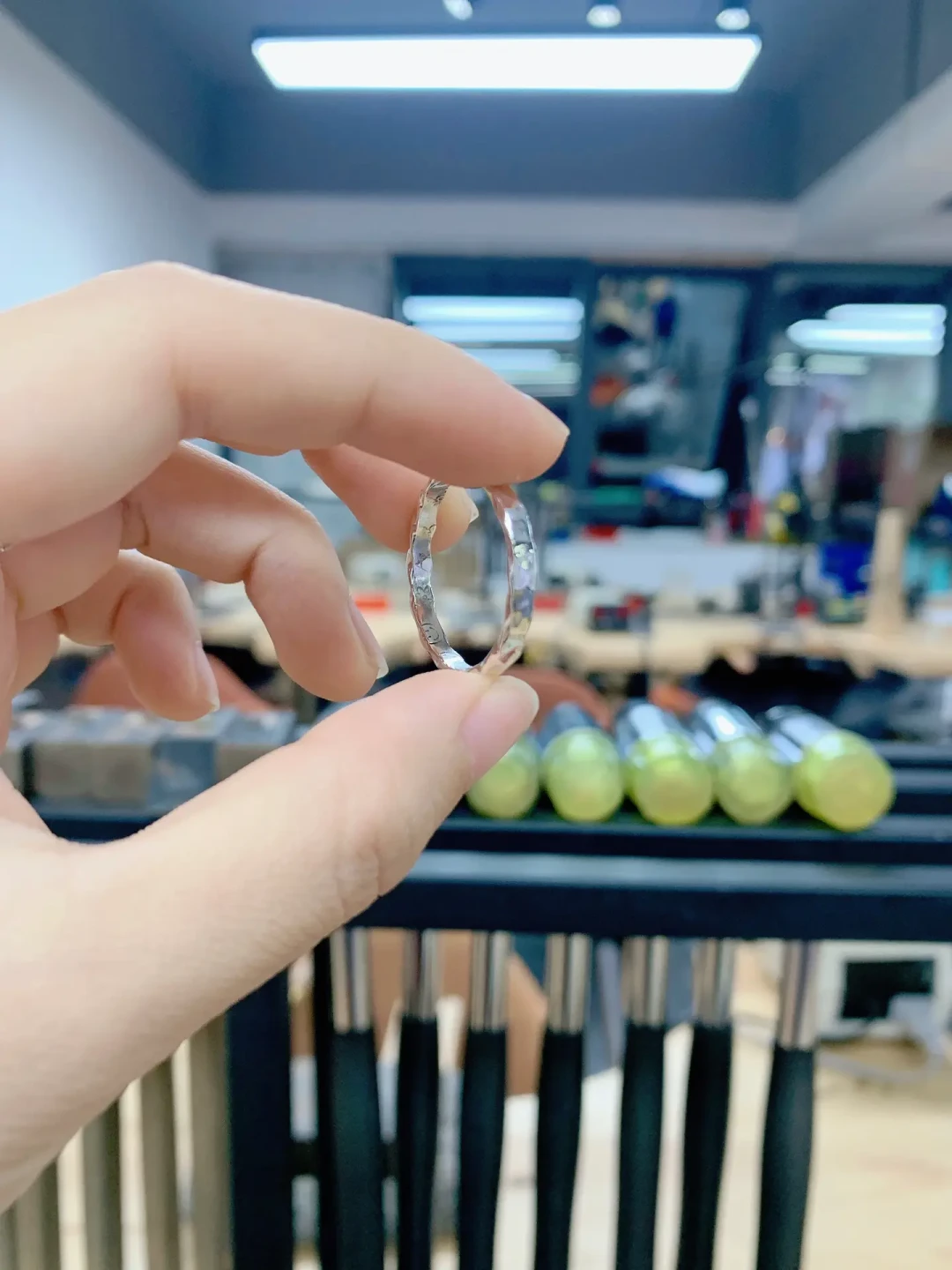 你花的“全程手工”可能只让你刻字:七夕情侣银戒DIY,真实评价里的8个坑