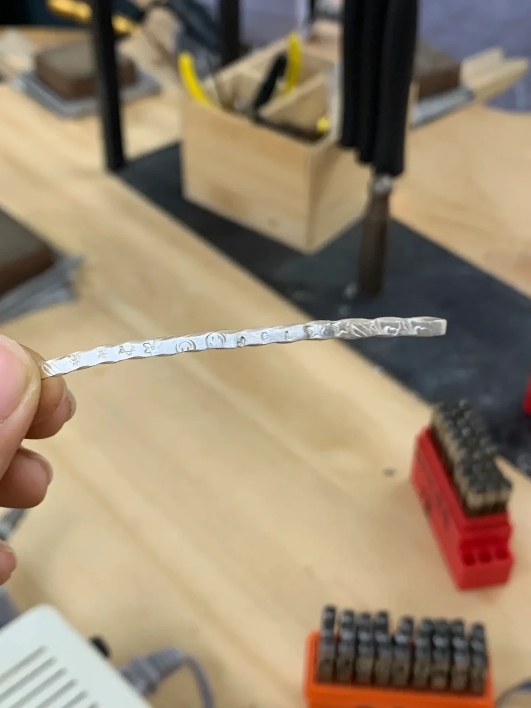 你花的“全程手工”可能只让你刻字:七夕情侣银戒DIY,真实评价里的8个坑