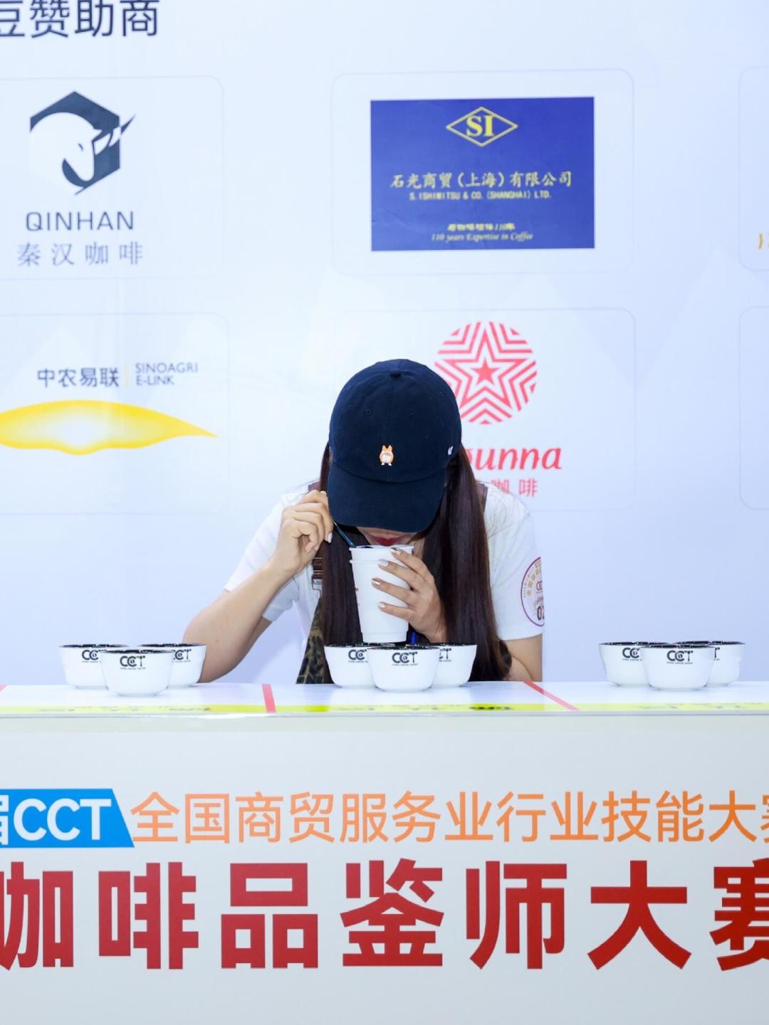 不是舌头不行,是你从没“对比着喝”:杯测赛扎堆的8月,把三角杯测搬回家