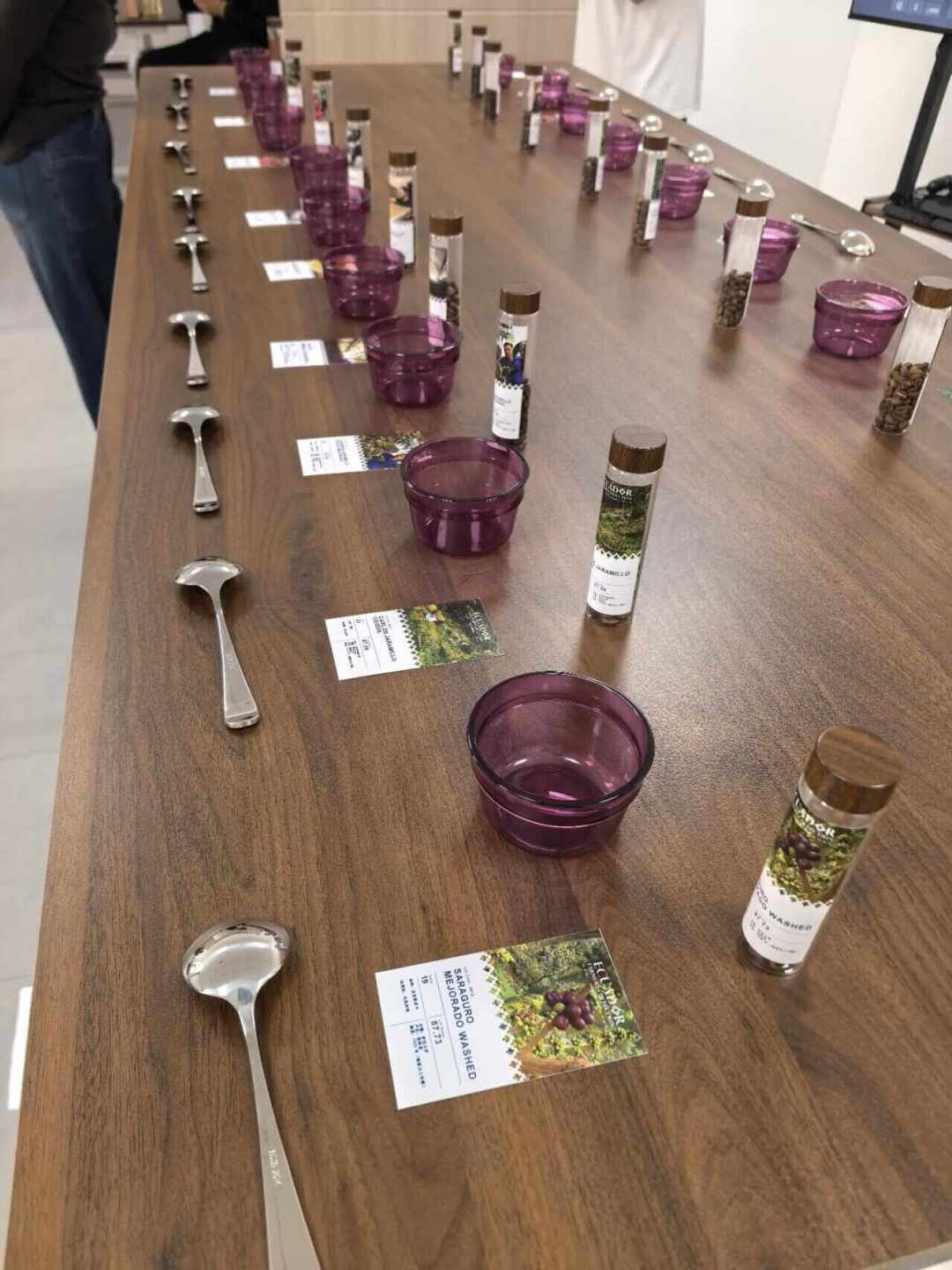 不是舌头不行,是你从没“对比着喝”:杯测赛扎堆的8月,把三角杯测搬回家
