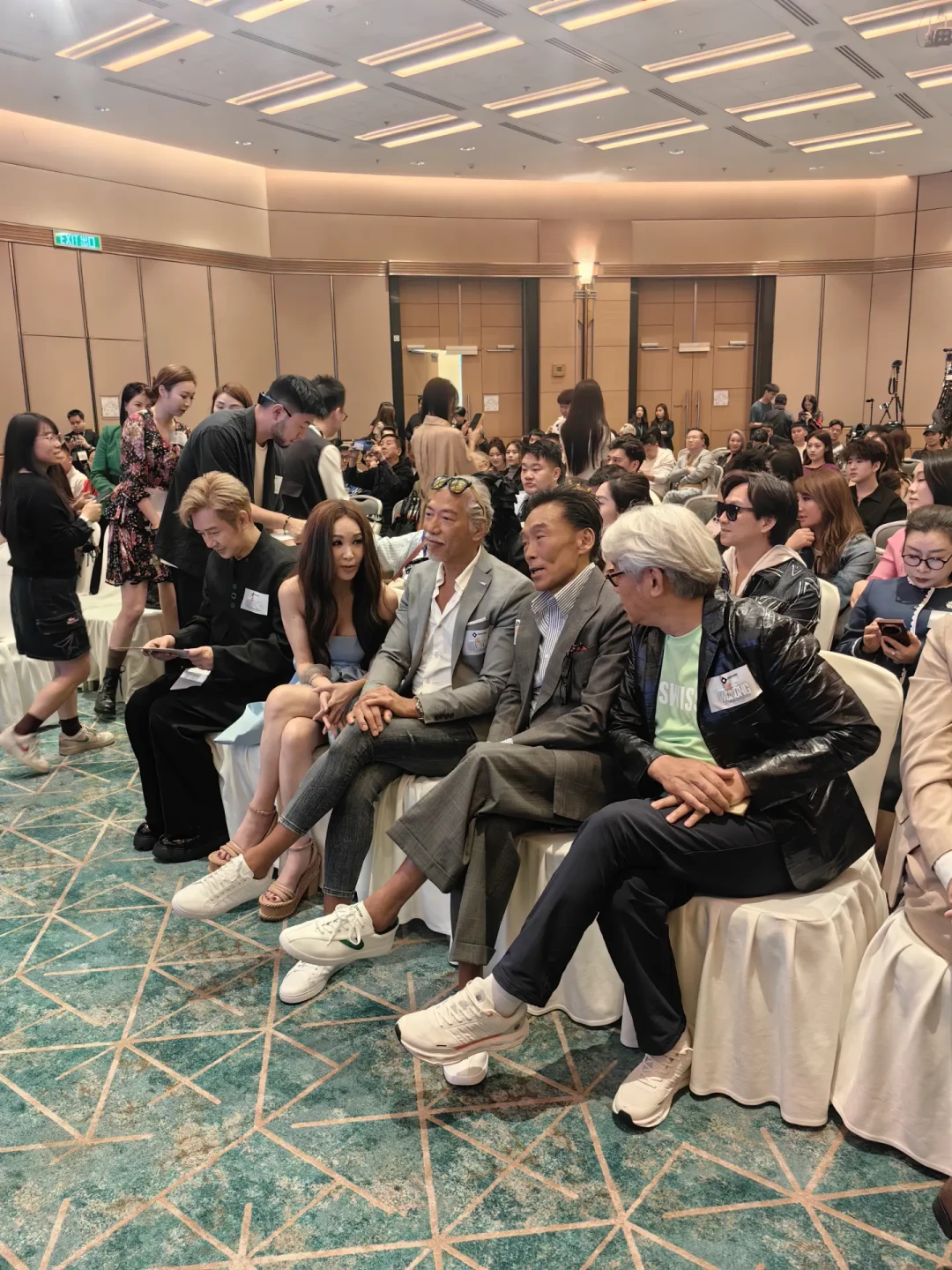 大头顶罪蹲了8年牢,没一个兄弟去看过:《古惑仔》30年后,评论区给靓坤翻了案