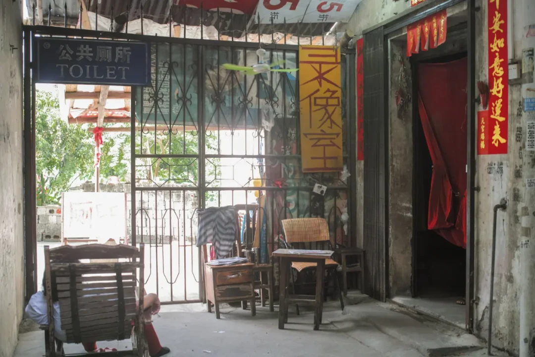 大头顶罪蹲了8年牢,没一个兄弟去看过:《古惑仔》30年后,评论区给靓坤翻了案