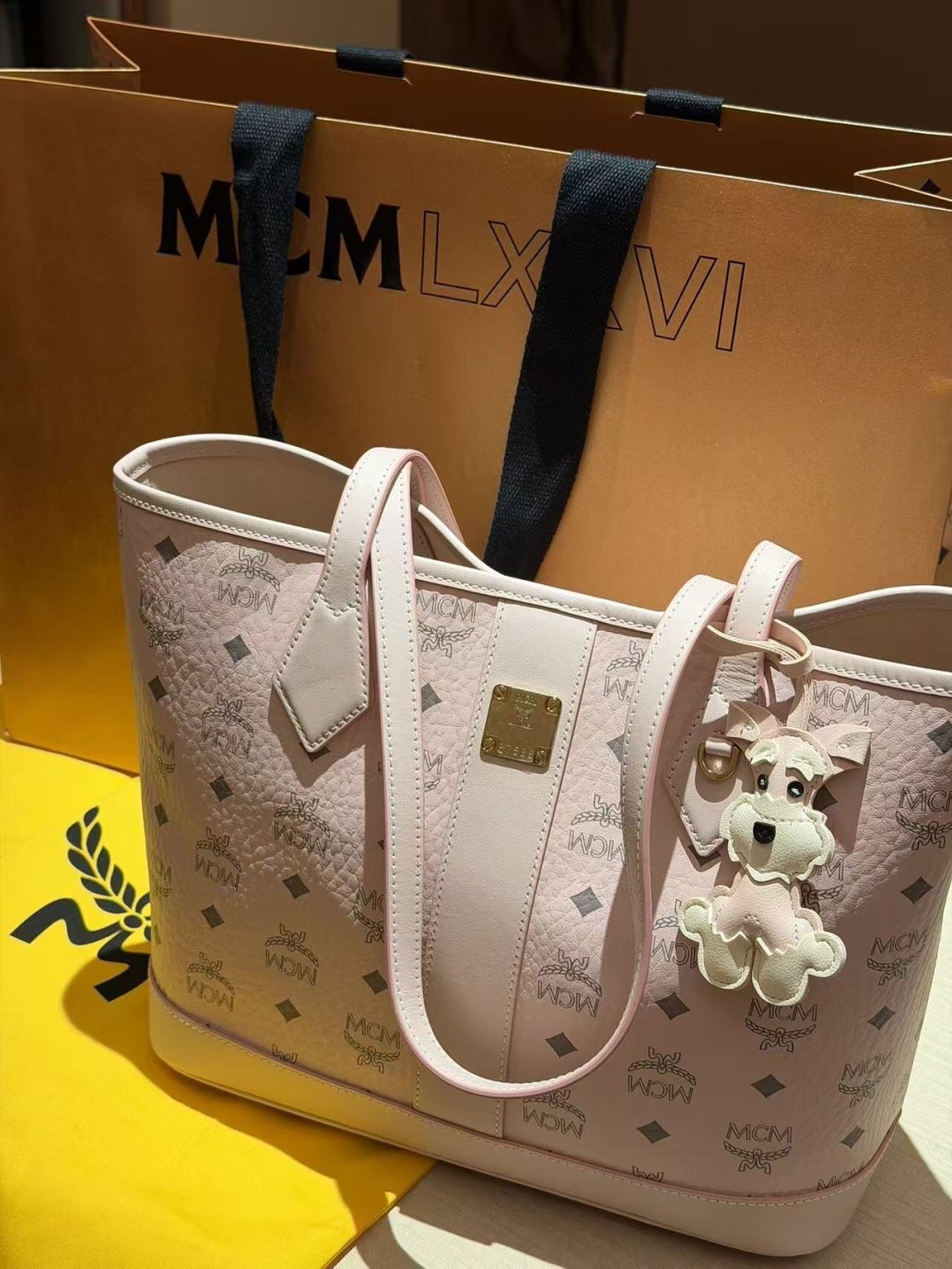 背MCM出门被问“是真的吗”:翻完全网“时代的眼泪”讨论,这波便宜只有3种人适合占