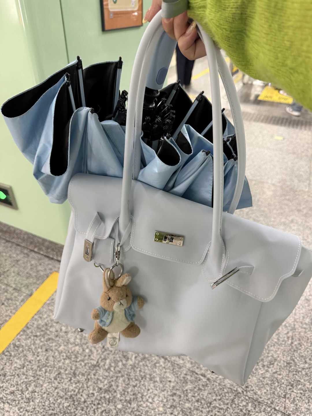 臭到想扔,但客服说“正常现象”:把包包味道分成4类,其中2类趁退货窗口还在赶紧退