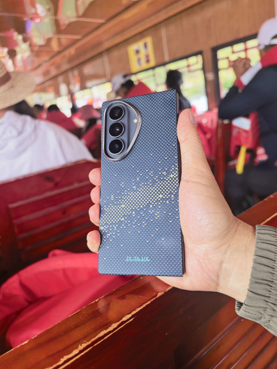 iPhone Ultra还有一个月发布,壳子已经满天飞:PITAKA还没动,凯夫拉用户先别急着交定金