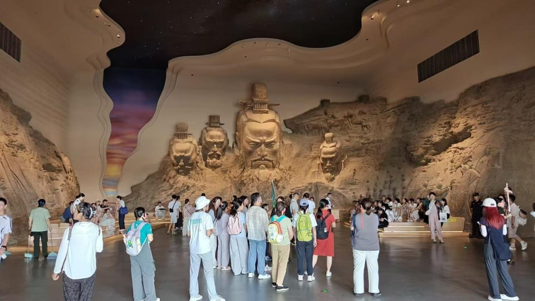 上博东馆青铜馆被研学团攻陷、隔壁书画厅却空着:免预约潮后第一个秋游季,散客错峰的时段、反穿、冷门厅三条定律我拿全网30多篇高互动帖逐个核完,规则地图和国庆前决策表都在这,进馆前先看这篇