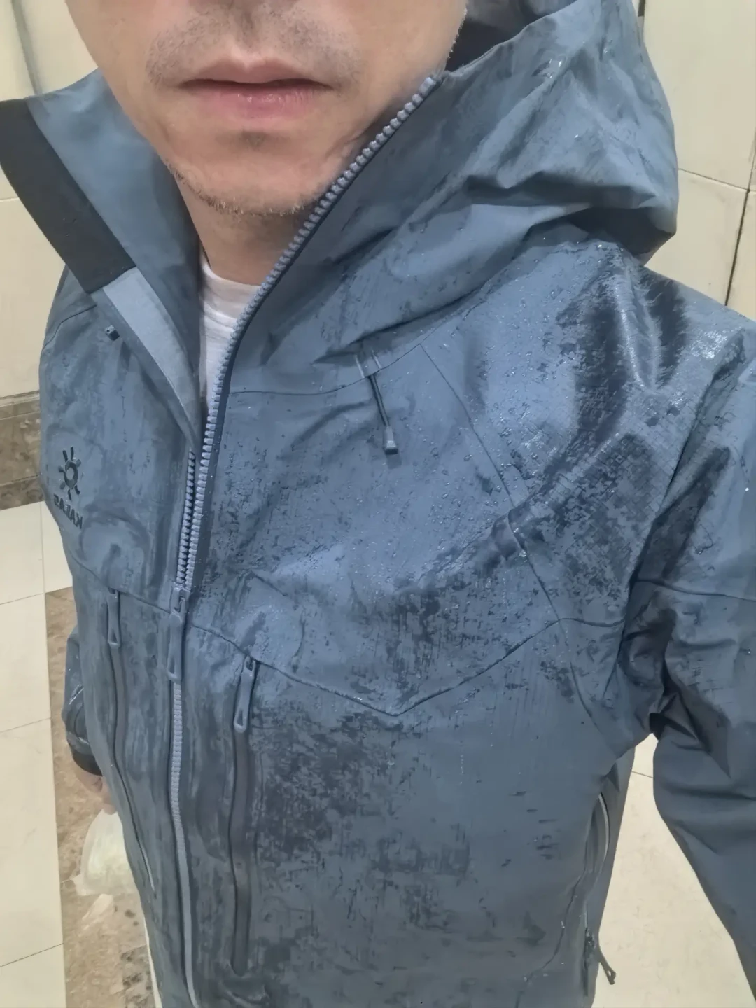 新买的探路者冲锋衣,花洒一冲不挂水珠,该退吗?对完新国标和全网真实案例,我把判断整理成了3步