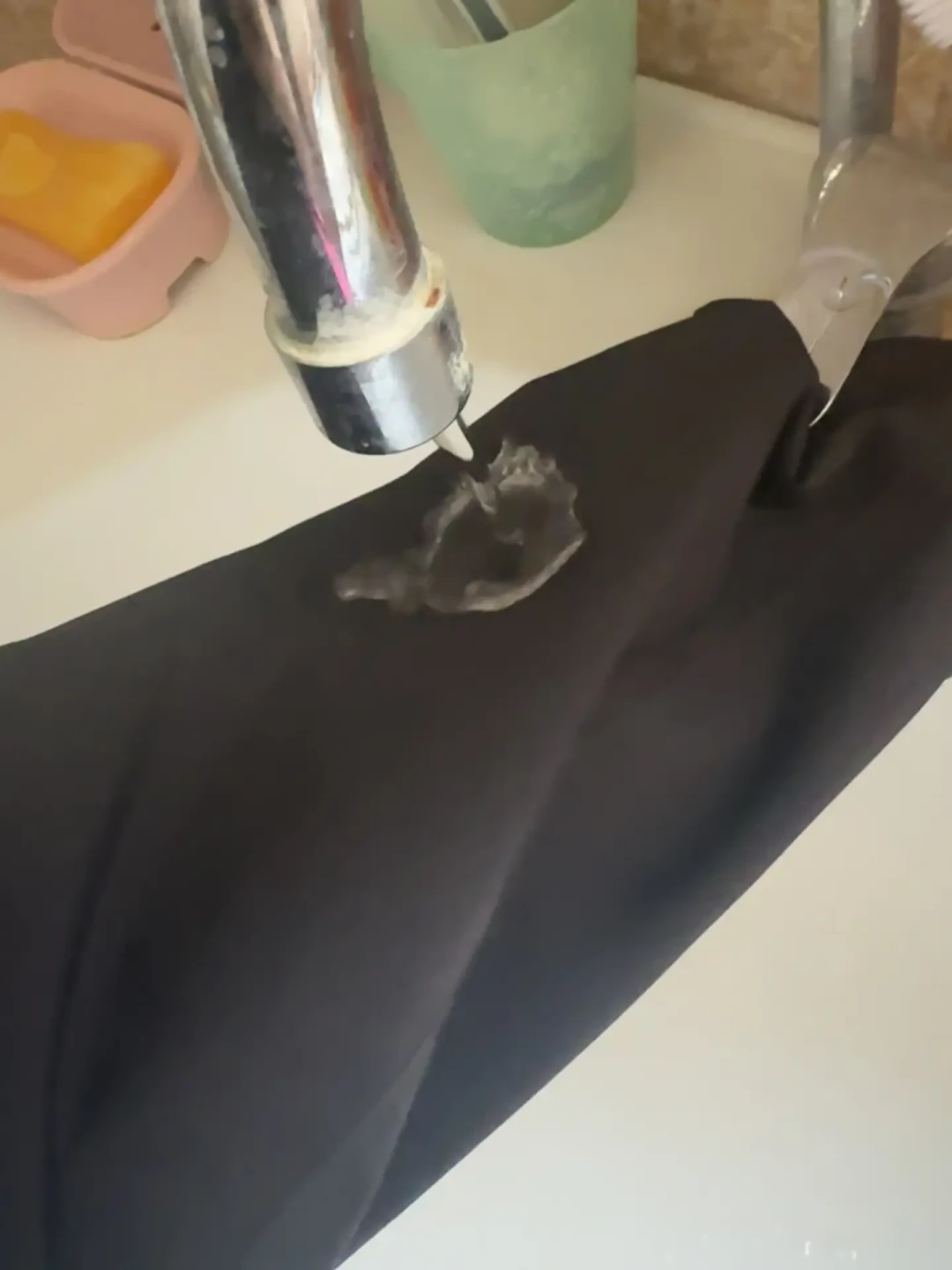 新买的探路者冲锋衣,花洒一冲不挂水珠,该退吗?对完新国标和全网真实案例,我把判断整理成了3步