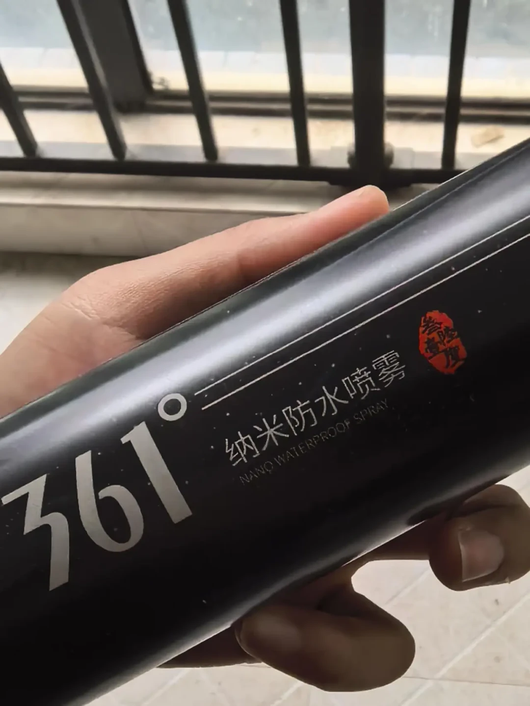 新买的探路者冲锋衣,花洒一冲不挂水珠,该退吗?对完新国标和全网真实案例,我把判断整理成了3步