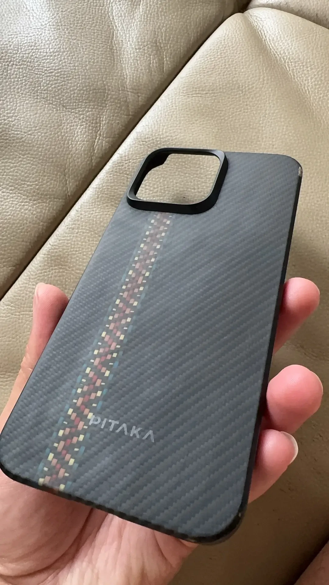 400块的PITAKA,用一个月就发黑粘手:凯夫拉壳怕的不是摔,是你的手,翻完上百条吐槽帖和评论我搞明白了