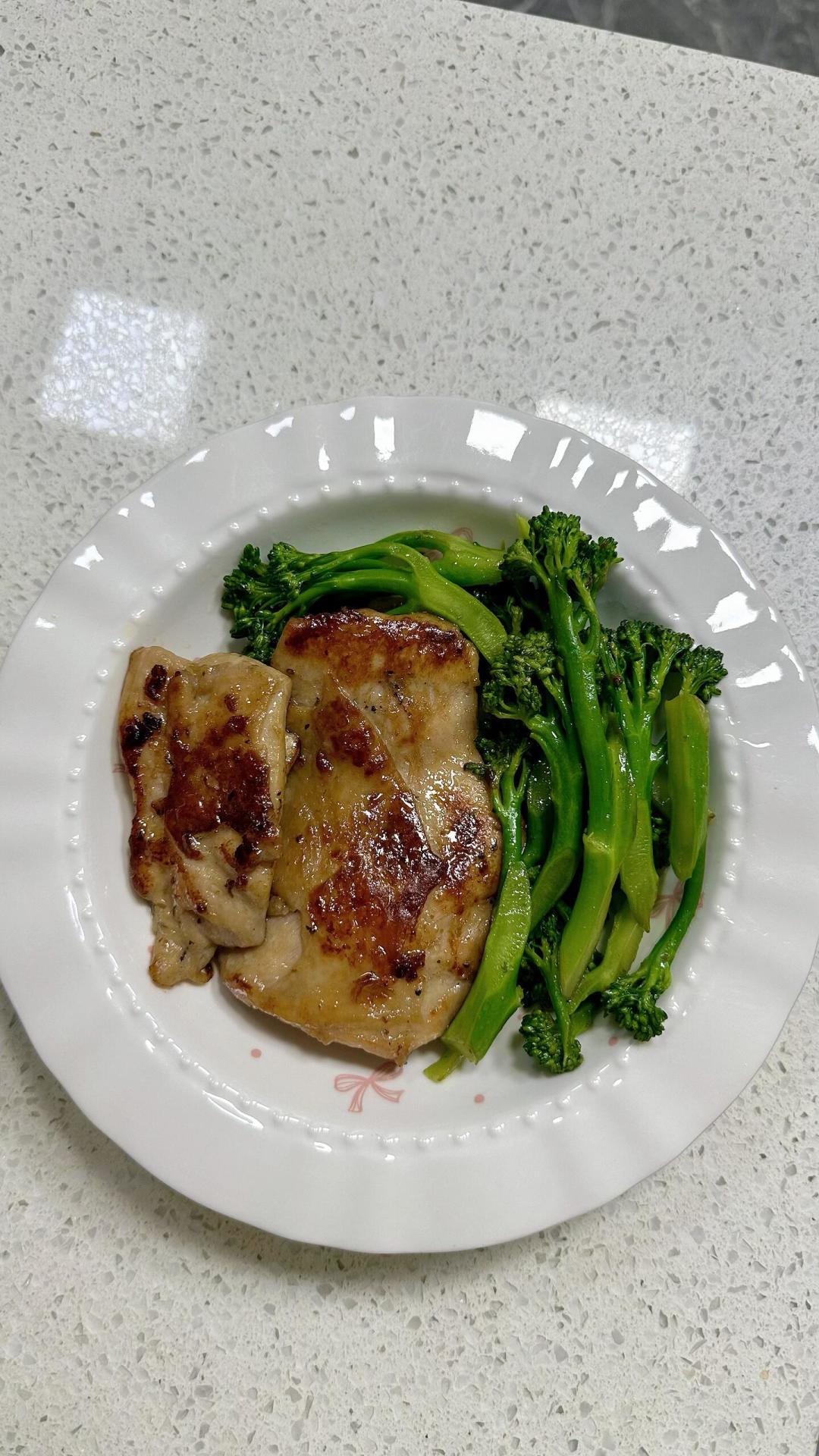 微博吵上热搜的“减重≠减脂”，我顺势算了9种减脂常吃食物的蛋白质性价比：鸡蛋刚进入降价窗口