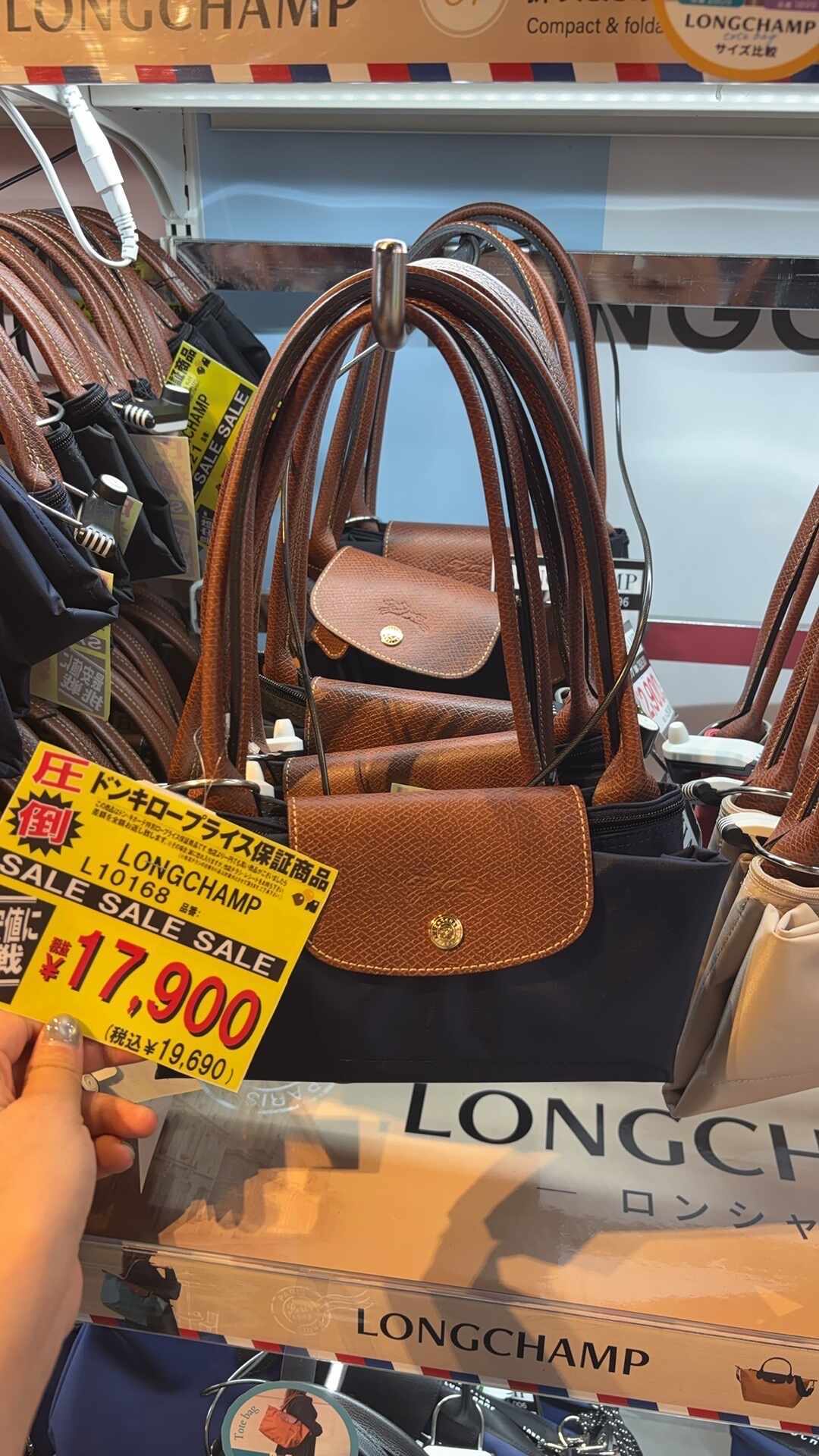 同一只珑骧饺子包:巴黎约650、香港三位数、东京七百多,翻遍近两周全网购买帖,这份渠道差价地图请收好