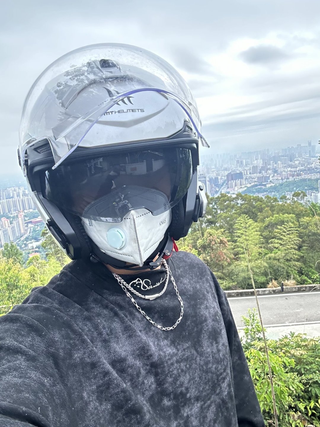 末伏37℃高温反扑,摩托通勤党快被“烤熟”了:翻遍全网实测帖,整理出三套又凉又安全的度夏方案