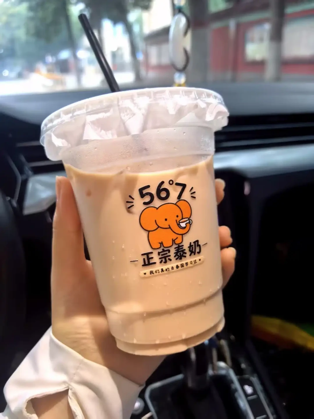 泰奶两个月从一家卖到三家齐上:爷爷不泡茶今天全国上新,翻完首日真实口碑,明天七夕哪些值得冲、哪些要避开