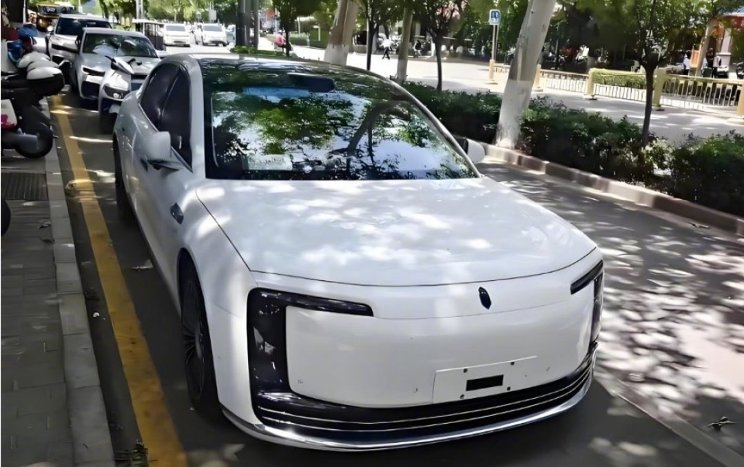 14起车企谣言案定案,含AI假车祸视频:“尊界撞环卫工”不是一句辟谣就完了,先分清这3个问题再站队
