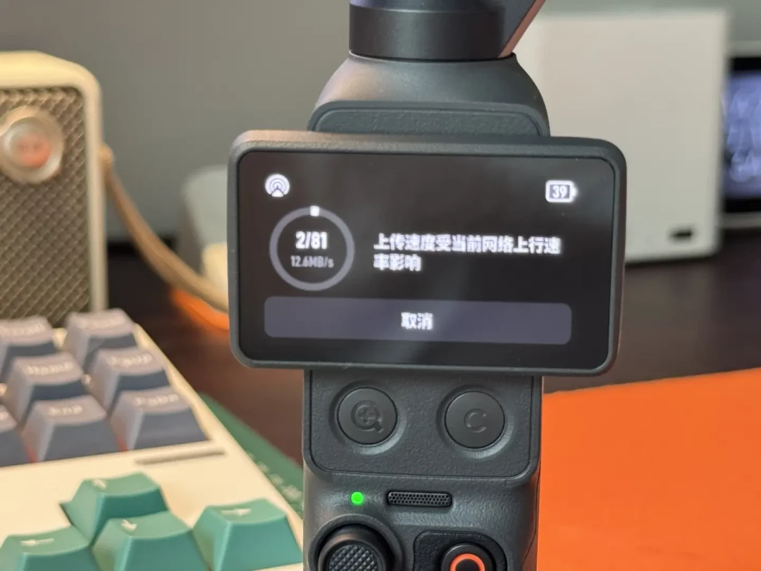 大疆Pocket 4的NAS自动备份刷屏了,但我劝你固件先别急着更:4P版已停更、实测速度只有十几MB、四家NAS挂载点各不一样
