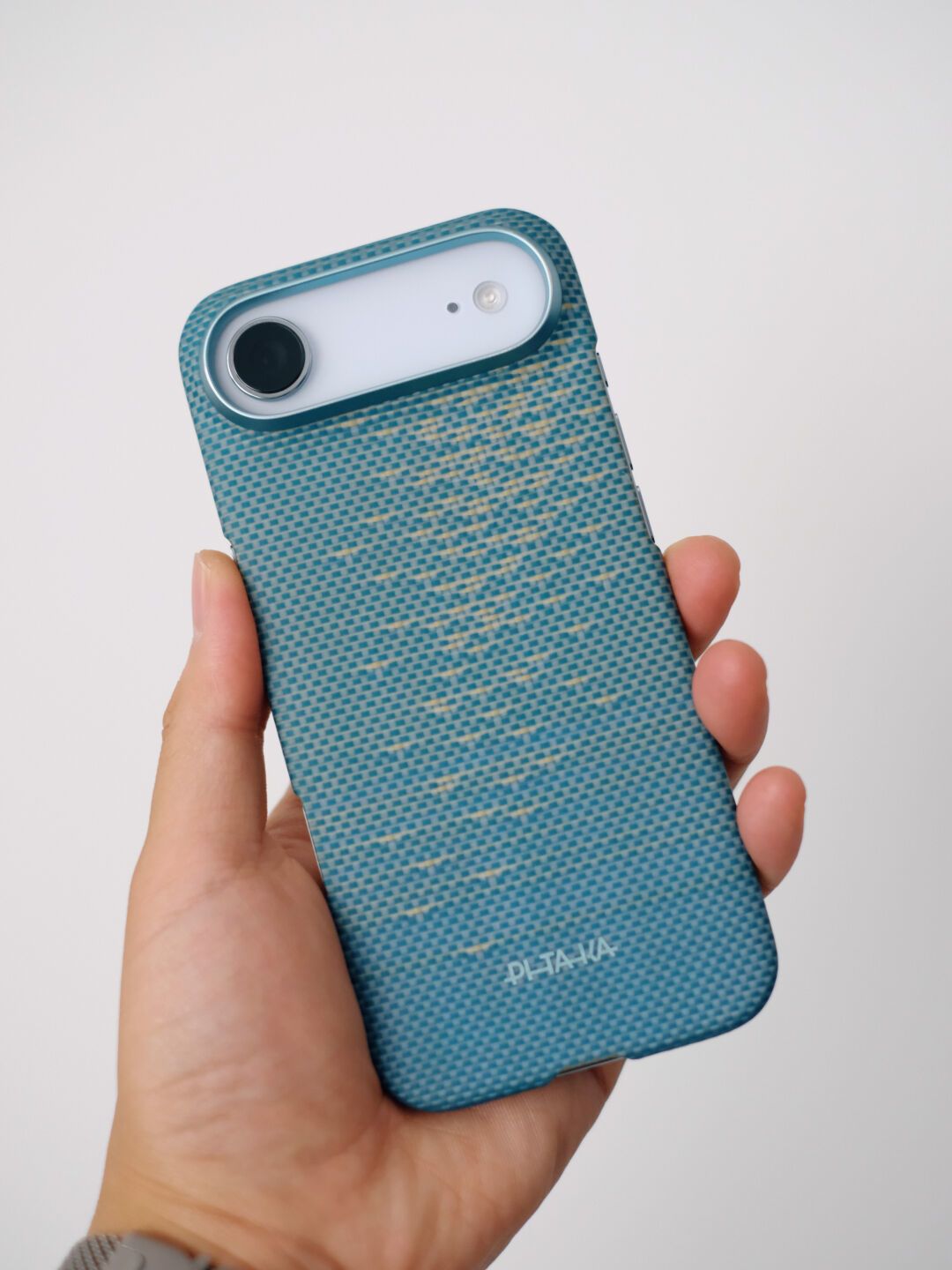 PITAKA的iPhone Air壳,有人183蹲到,有人拿砂纸磨镜头圈:翻完全网真实评价,我把选色和好价线都理清了