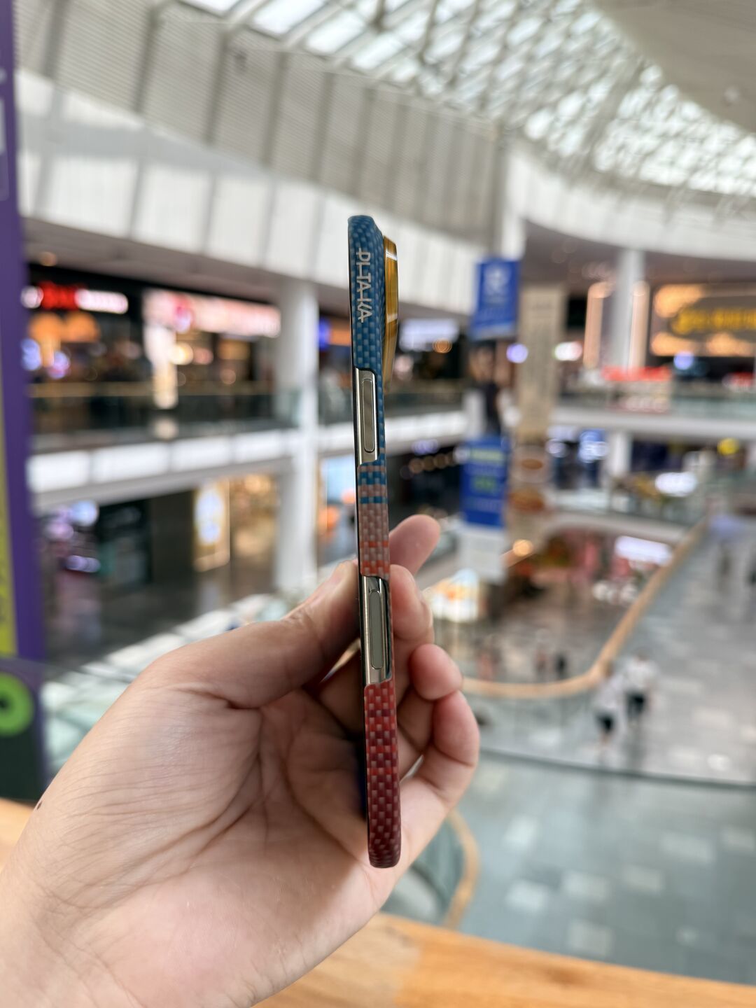 PITAKA的iPhone Air壳,有人183蹲到,有人拿砂纸磨镜头圈:翻完全网真实评价,我把选色和好价线都理清了