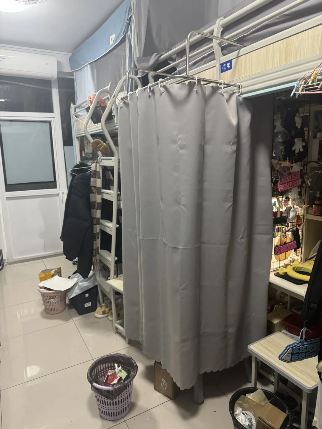 改造教程8.7万赞,高赞评论1万赞泼冷水:三连桌改造的第一步,不是买洞洞板,是确认你坐哪