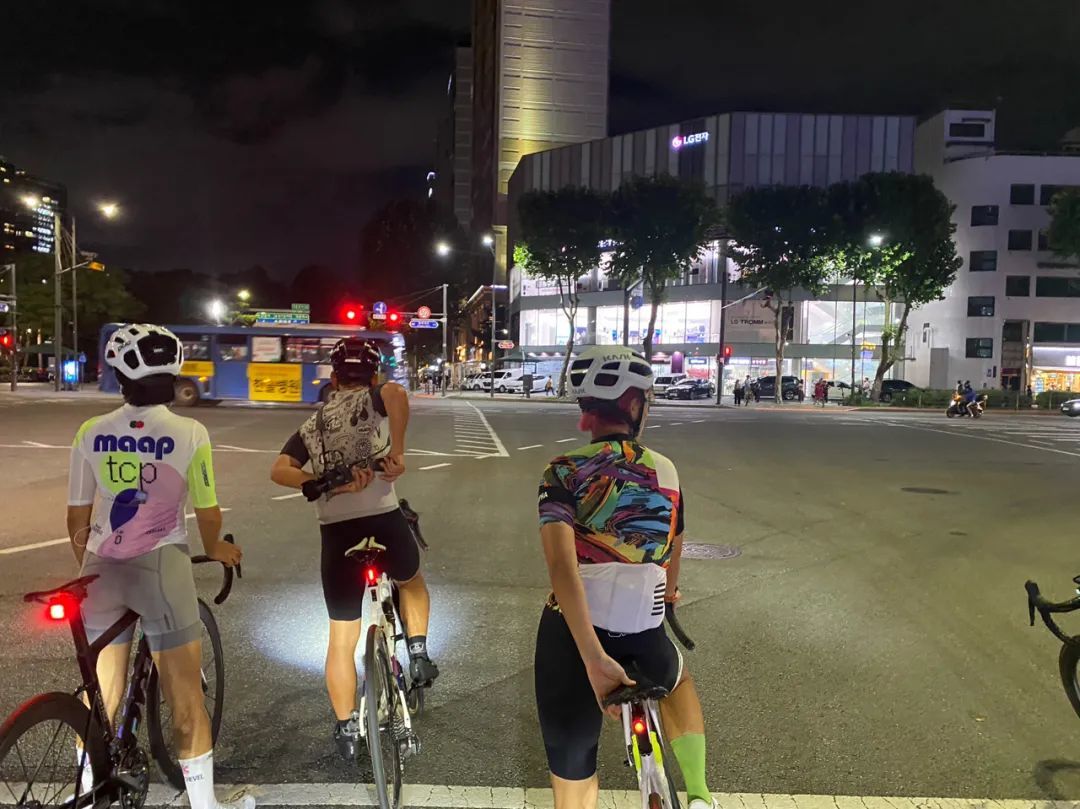 高温天大家都改夜骑了：8月14日有人夜间下坡摔伤，出发前先把灯、路线、车这三笔账算清楚
