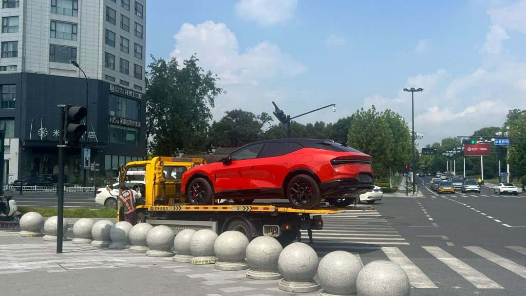 冯擎峰说“超过1.8吨就是菜车”：一半是物理，一半是话术，剩下一半得莲花自己回答