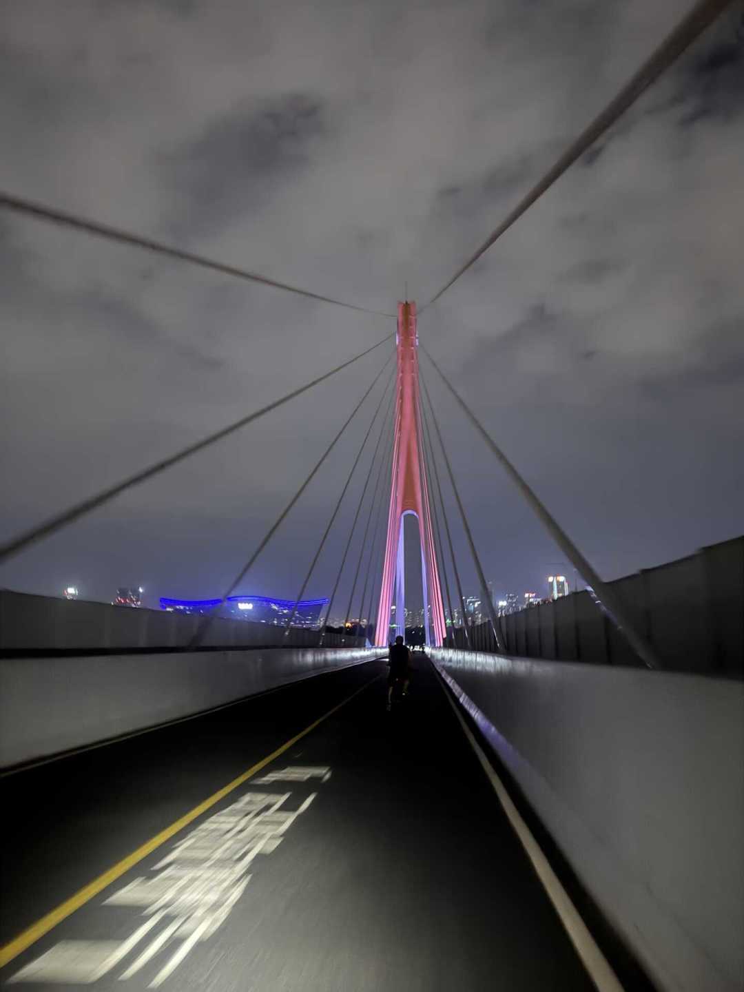 白车尾随、手机没电、无灯绿道:刷完全网夜骑惊魂帖,我整理出城市夜骑的灯光账和路线红线