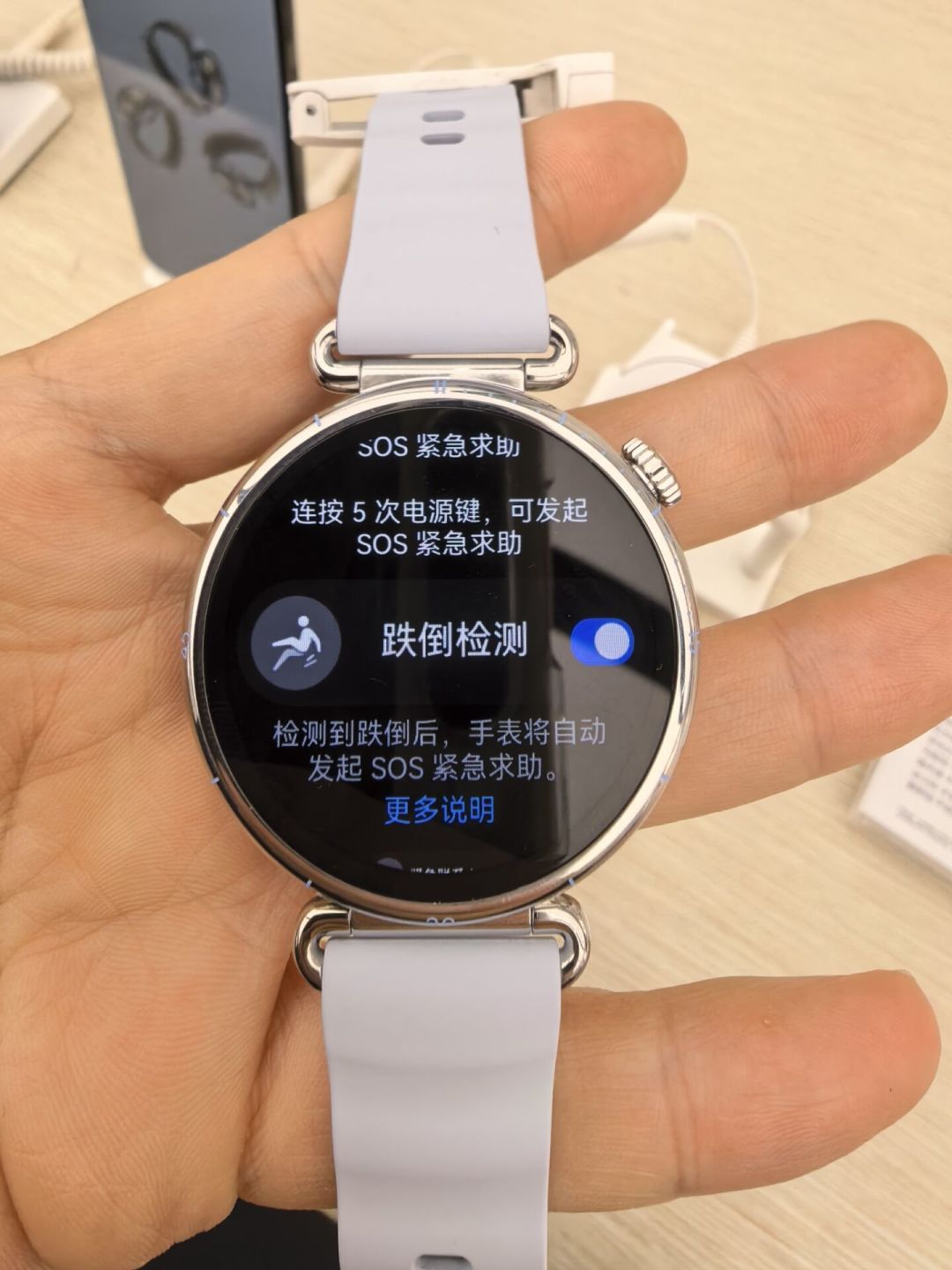 跌倒检测≠打得通求救电话:给独居爸妈买报警手表前,先分清蓝牙版和eSIM版,三档预算一次说清