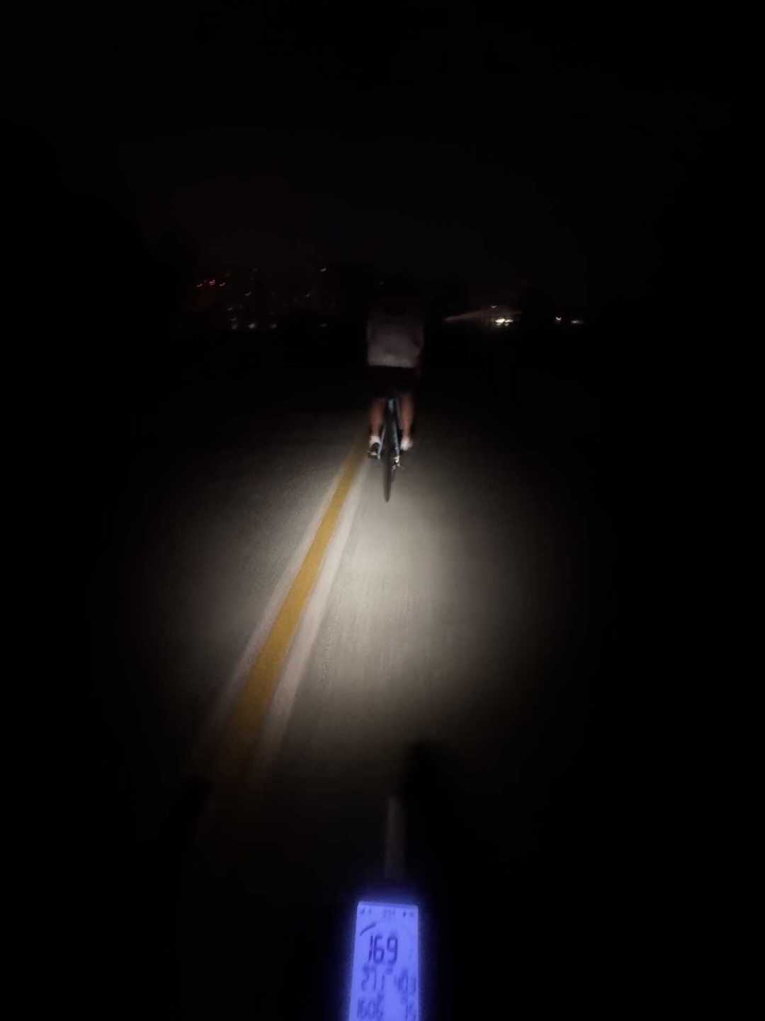 白车尾随、手机没电、无灯绿道:刷完全网夜骑惊魂帖,我整理出城市夜骑的灯光账和路线红线